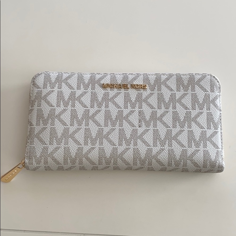 NWOT Michael Kors Traveler wallet